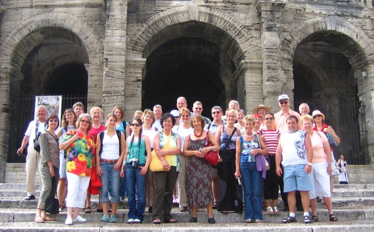 Die Reiseteilnehmer vor der Arena von Arles